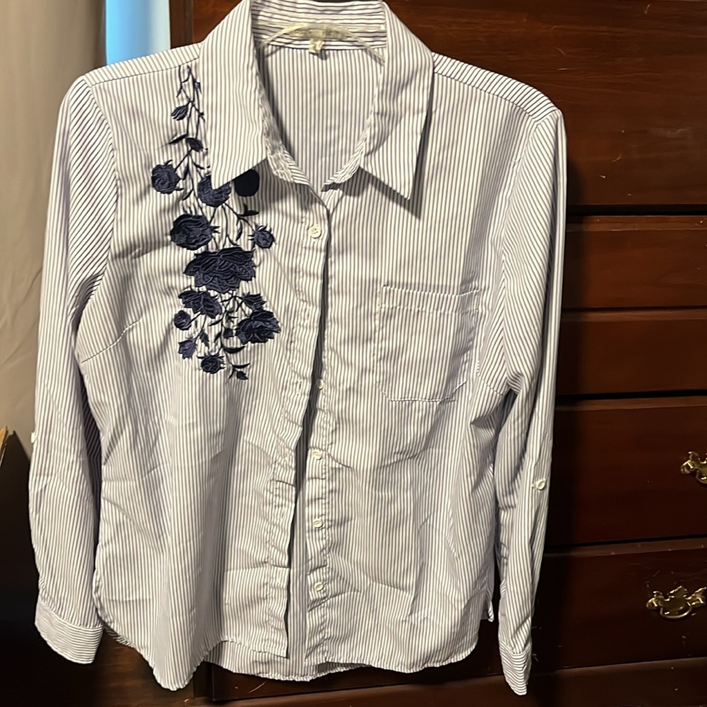 Charlotte Russe M White, Blue Striped Embroidered Flowers Button Down Blouse